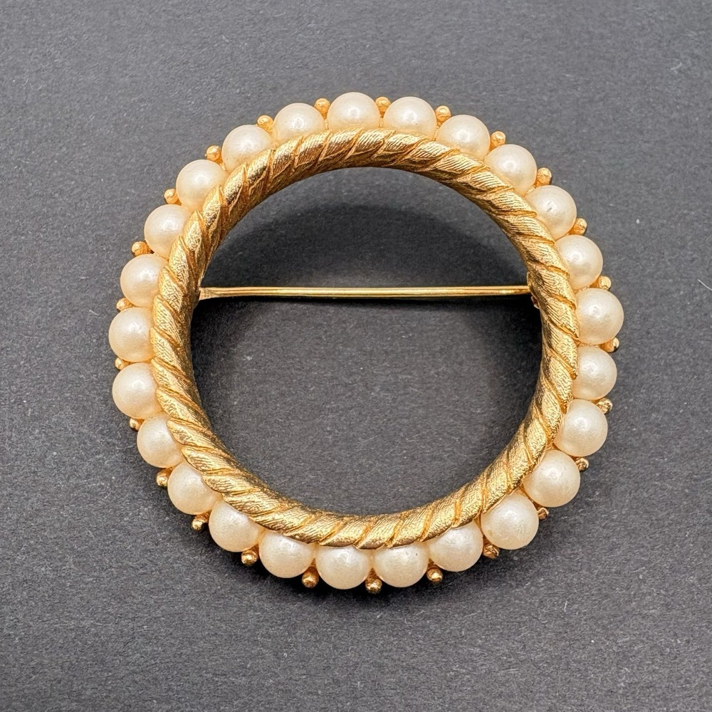 Vintage Crown Trifari Twisted Rope Round Brooch Faux Pearl Accents Gold Tone